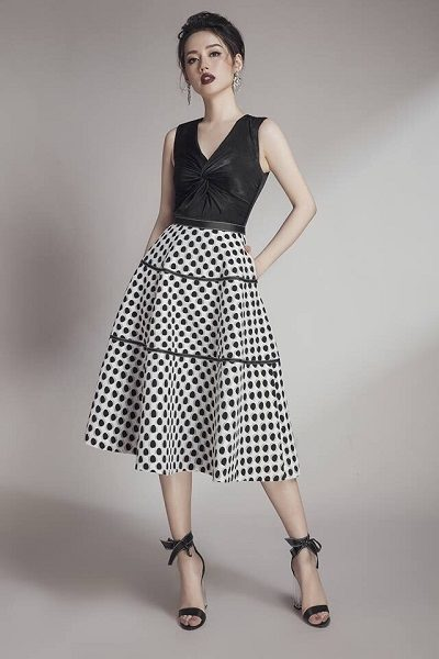 Chân váy chấm bi phối hợp với một chiếc áo đơn giản làm bạn trở nên trẻ trung hơn - 10 Xu hướng thời trang nữ 2022 nổi như cồn