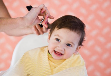Bé trai của bạn sẽ trở nên nổi bật và đáng yêu hơn khi được cắt tóc bằng kéo. Những kiểu tóc phù hợp với lứa tuổi của bé sẽ được tạo ra để giúp bé tỏa sáng trong mắt bạn bè cùng trang lứa. Hãy cho bé trải nghiệm dịch vụ cắt tóc bé trai bằng kéo và tận hưởng những khoảnh khắc đáng nhớ bên con.