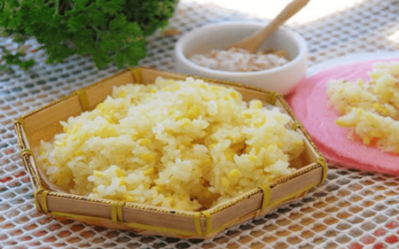 Xôi chiên phồng được làm tự gạo nếp kết hợp với cốt dừa, đậu xanh cho hương vị độc đáo