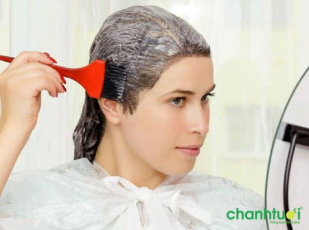 Nếu bạn muốn tiết kiệm chi phí đi đến các tiệm làm tóc, việc tự nhuộm tóc tại nhà sẽ là sự lựa chọn hoàn hảo. Everflor sẽ giúp bạn tự tin để nhuộm tóc tại nhà một cách dễ dàng và nhanh chóng. Xem hình ảnh về sản phẩm để hiểu thêm.