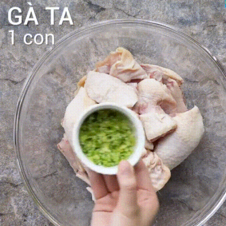 Ướp gà với 20g tỏi băm, 20g hành tím băm, 1/2 muỗng cà phê bột ngọt và 2 muỗng canh nước tương trong vòng 15-20 phút.